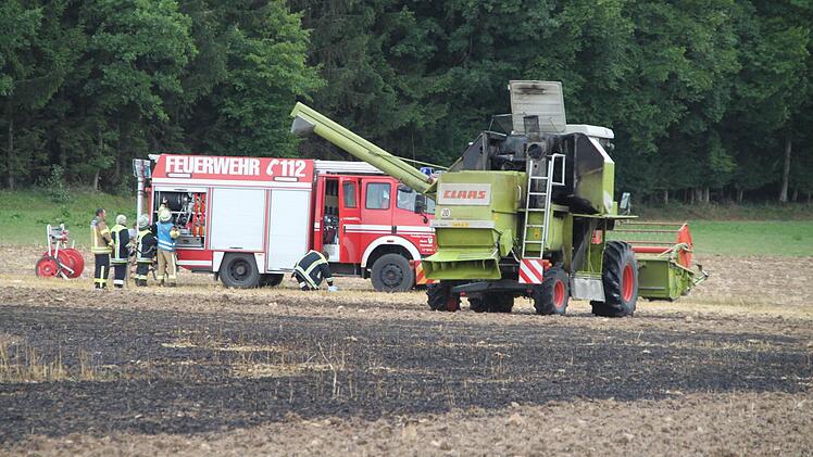 Ein Mähdrescher hat bei Großenhül ein Stoppelfeld in Brand gesetzt. Fast 100 Wehrkräfte rückten für die Löscharbeiten an. Foto: Alexander Hartmann