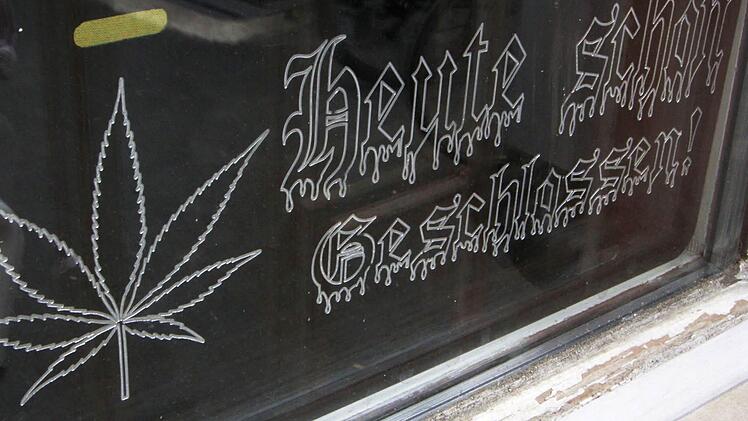 Im Fenster prangt dieses Schild. Foto: Josef Hofbauer
