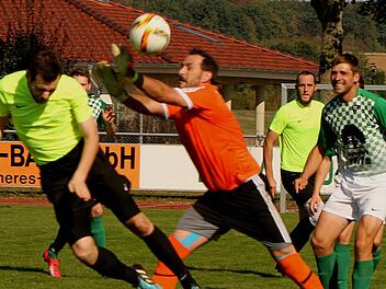 Der Wonfurter Torwart Holger Baunacher (Zweiter von links) wehrt diesen Kopfball des G&auml;stest&uuml;rmers gerade noch zur Ecke ab.