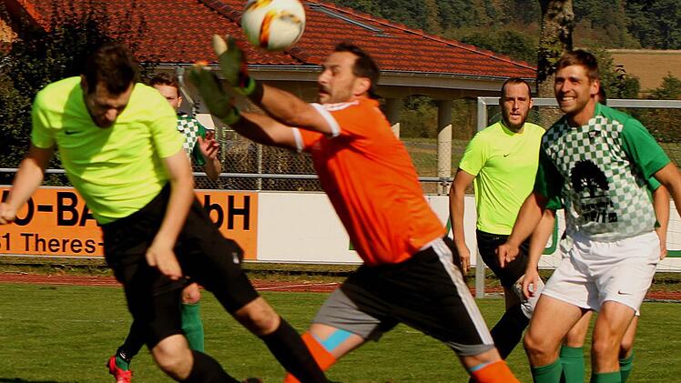 Der Wonfurter Torwart Holger Baunacher (Zweiter von links) wehrt diesen Kopfball des G&auml;stest&uuml;rmers gerade noch zur Ecke ab.