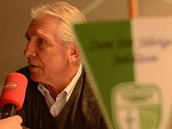 Fallrückzieher und Fußball-Schule: Klaus Fischer während der Presse-Konferenz des FC Hammelburg. Foto: Jürgen Schmitt