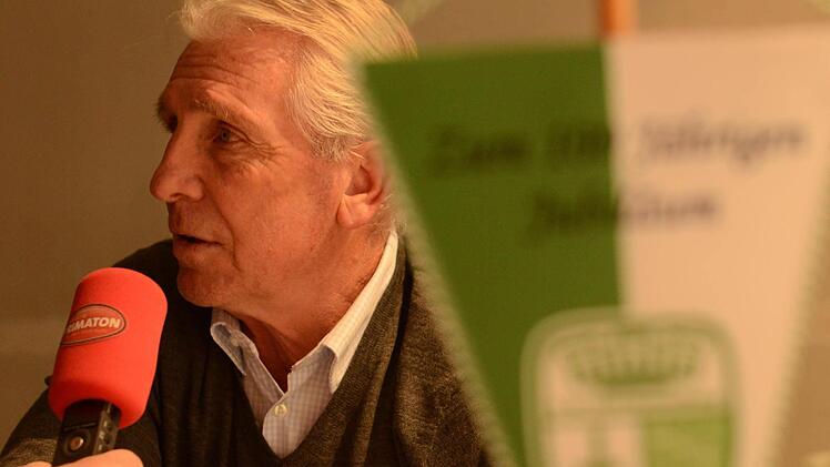 Fallrückzieher und Fußball-Schule: Klaus Fischer während der Presse-Konferenz des FC Hammelburg. Foto: Jürgen Schmitt