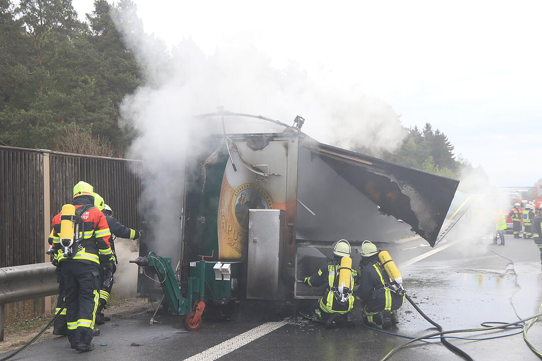 Bierausschank brennt auf A70 aus