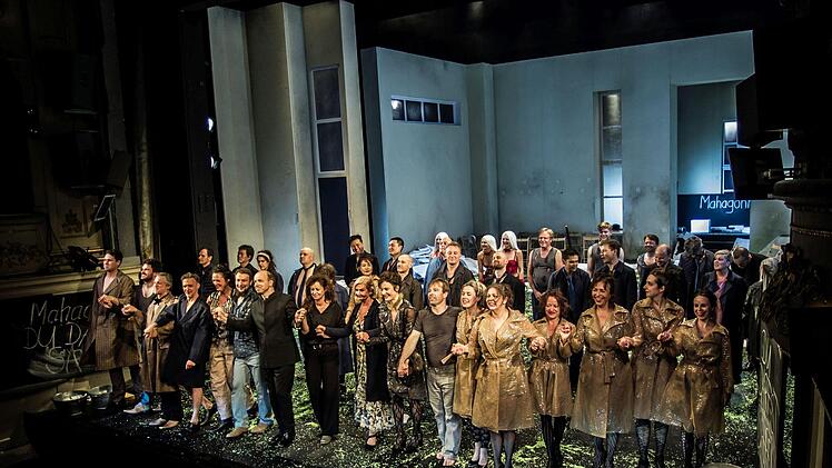 Mit ausdauerndem Applaus feierte das Publikum im Landestheater Coburg die Premiere der Oper "Aufstieg und Fall der Stadt Mahagonny". Foto: Jochen Berger
