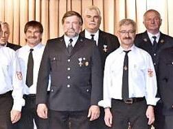 Sie wurden für 40 Jahre Feuerwehrdienst geehrt, hier auf dem Bild mit Bürgermeister Claus Bittenbrünn, stellvertretendem Landrat Oskar Ebert und den Männern der Feuerwehrdienstaufsicht. Foto: Gerold Snater