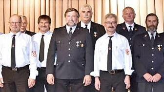 Sie wurden für 40 Jahre Feuerwehrdienst geehrt, hier auf dem Bild mit Bürgermeister Claus Bittenbrünn, stellvertretendem Landrat Oskar Ebert und den Männern der Feuerwehrdienstaufsicht. Foto: Gerold Snater