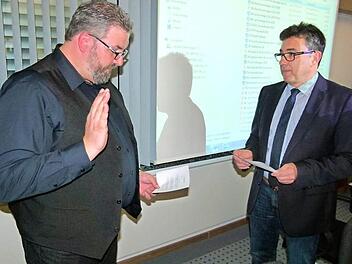 Bürgermeister Rolf Rosenbauer (rechts) vereidigte den neuen Gemeinderat Markus Geiger (links), der für den aus beruflichen Gründen ausgeschiedenen und mit lobenden Worten verabschiedeten Markus Geiger (SPD/FB) in das Gremium nachrückte. Foto: Lothar Weidner