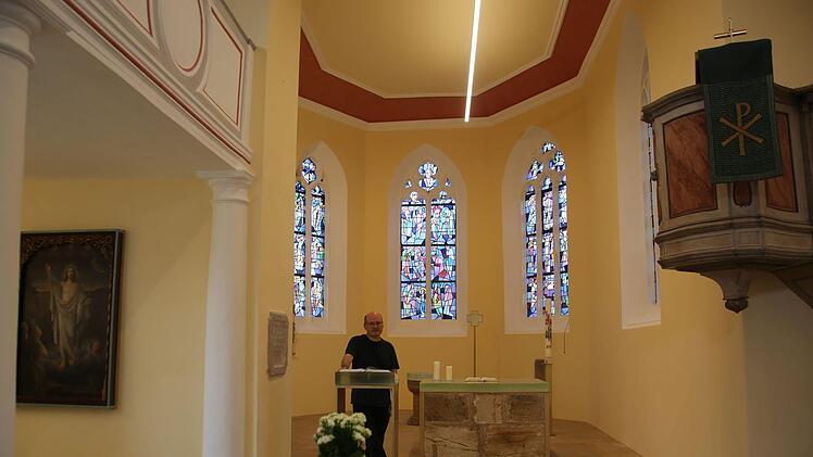 Überraschend frisch und modern präsentiert sich die Johanneskirche in Gemünda. Bei der seit 2018 erfolgten Sanierung wurden Chorraum und Altar "entrümpelt". Mensa, Ambo und Taufbecken bekamen eine dicke Glasplatte. Ein Lichtband begleitet die Gemeinde vom Hauptportal zum Tisch des Herrn. Am. Pfarrer Andreas Neeb, der sich mit seiner Frau Kathrin die Pfarrstelle in dem Seßlacher Stadtteil, freut sich über die gelungene Maßnahme. Und auf den Festgottesdienst am kommenden Sonntag (21. Juli) um 1...