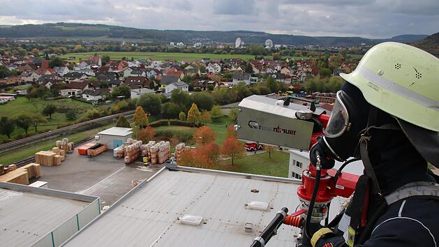 Beim simulierten Brand im Hochregallager der Firma Mondi kam unter anderem die Drehleiter der Hammelburger Feuerwehr zum Einsatz.