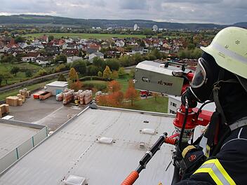 Beim simulierten Brand im Hochregallager der Firma Mondi kam unter anderem die Drehleiter der Hammelburger Feuerwehr zum Einsatz.