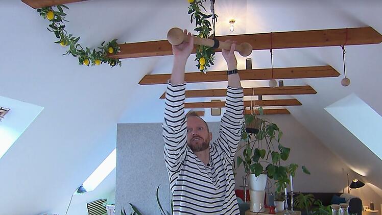 Dass er täglich Klimmzüge trainiert, zeigt Frank direkt in seiner Küche.