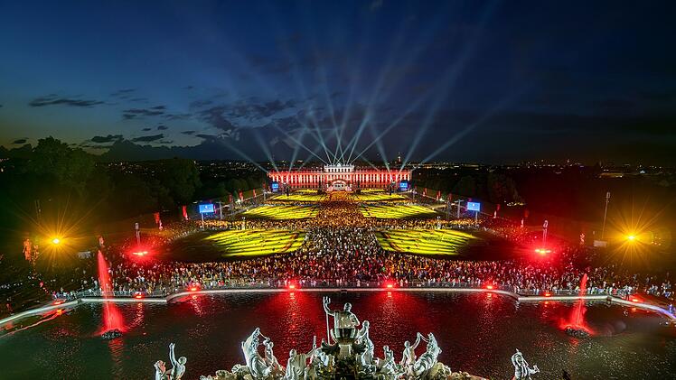 Die Sommerkonzerte in Sch&ouml;nbrunn gibt es seit 2004. Neuerdings wird der Schlosspark aufwendig illuminiert. 3sat &uuml;bertr&auml;gt zeitversetzt um einen Tag.