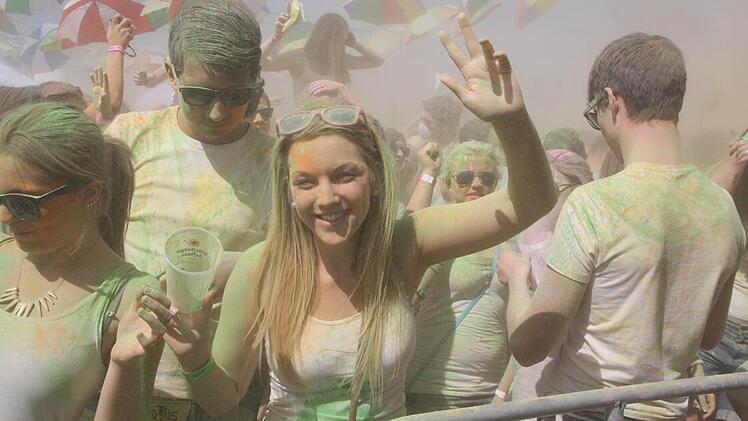 In Sekunden ist der Platz vor der Bühne eingenebelt.