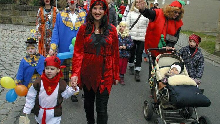 Buntes Bild: Die Kindergarten-Eltern mit ihren Sprößlingen.