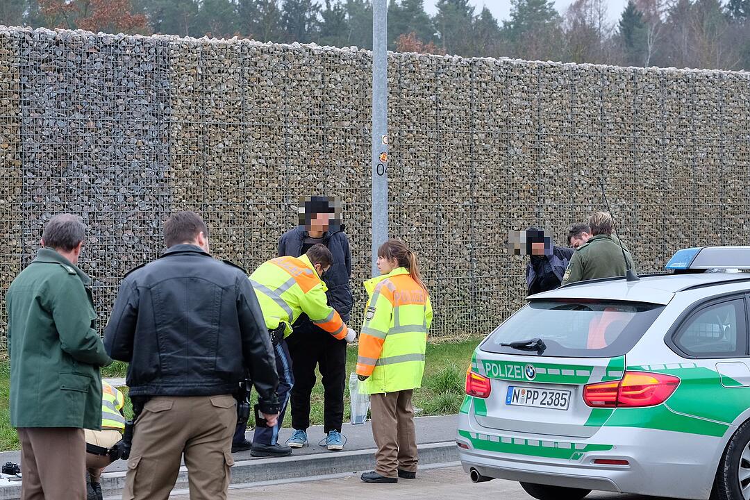 Auf der A6 im Kreis Ansbach sind sechs Flüchtlinge in einem Lkw entdeckt worden. Die Männer hatten möglicherweise mehrere Tage kein Essen oder Trinken.
