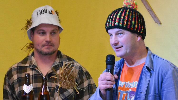 Thomas Müller (links) und Edgar Borst führten beim Kappenabend in Windheim als zwei Originale durchs Programm. Foto: Björn Hein
