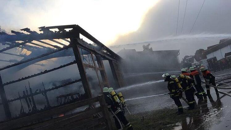 Beim Brand in Höfles. Foto: Feuerwehr Kronach/Gerwin Lieb