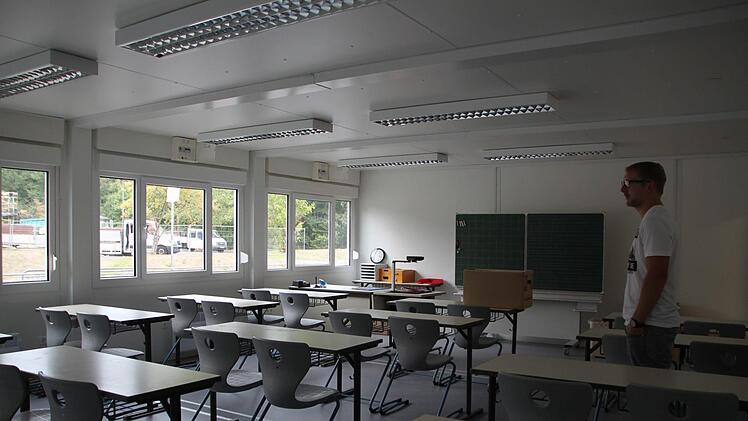 Die Container stehen zwischen Mittelschule und Turnhalle. Der Schulbus kann sie immer noch umrunden. Foto: Ulrike Müller