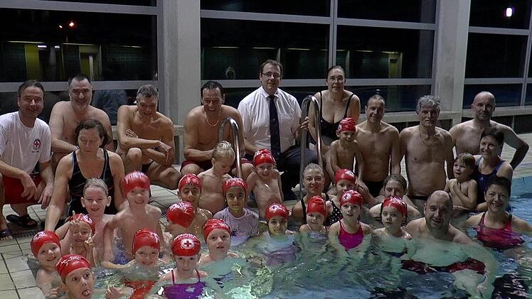 Stolz präsentieren sich die jungen Schwimmer zusammen mit ihren Betreuern der Wasserwacht.