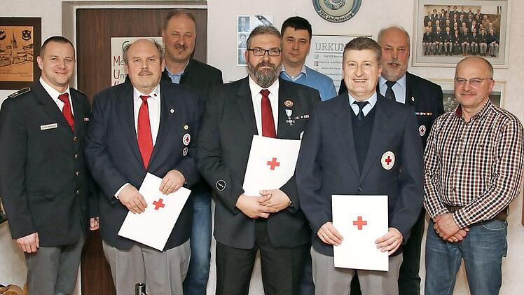 Ehrungen bei der BRK-Bereitschaft Itzgrund (von links): Kreisbereitschaftsleiter Claus Weigand, Michael Stelzner, Zweiter Bürgermeister Frank Weber, Markus Geiger, Andreas Stüllein, Bernd Trommer, Bernd Müller, Dritter Bürgermeister Horst Porzelt  Foto: Stelzner