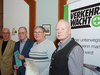 Ehrung für bewährte Kraftfahrer: Karlheinz Franz, Vorsitzender der Gebietsverkehrswacht, Jürgen Rübeck, Ernst Ziegler und stellvertretender Vorsitzender Alfons Hausmann. Foto: Arkadius Guzy