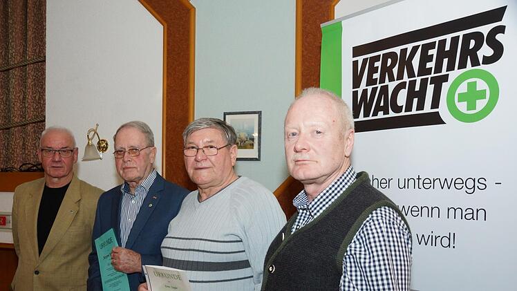 Ehrung für bewährte Kraftfahrer: Karlheinz Franz, Vorsitzender der Gebietsverkehrswacht, Jürgen Rübeck, Ernst Ziegler und stellvertretender Vorsitzender Alfons Hausmann. Foto: Arkadius Guzy