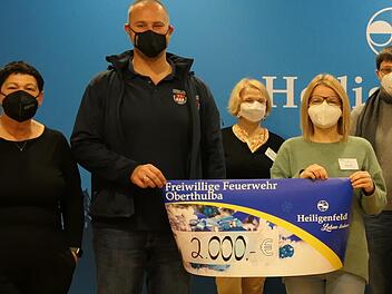 2000 Euro erhielt die Freiwillige Feuerwehr Oberthulba: (von links) Heiligenfeld-Geschäftsführerin Birgit Winzek, Kinderbeauftragter der Feuerwehr Oberthulba, Thomas Gessner, Leitung Heiligenfeld-Services Sybille Feyerabend, Heiligenfeld-Patin Simone Sell und Heiligenfeld-Geschäftsführer Michael Lang.