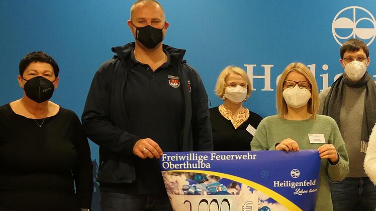 2000 Euro erhielt die Freiwillige Feuerwehr Oberthulba: (von links) Heiligenfeld-Geschäftsführerin Birgit Winzek, Kinderbeauftragter der Feuerwehr Oberthulba, Thomas Gessner, Leitung Heiligenfeld-Services Sybille Feyerabend, Heiligenfeld-Patin Simone Sell und Heiligenfeld-Geschäftsführer Michael Lang.