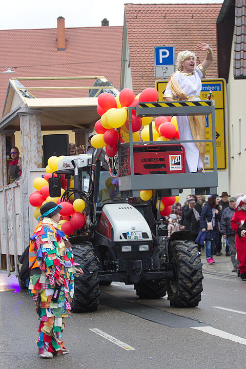 Bunter Zug durch die Straßen mit Finale am Marktplatz