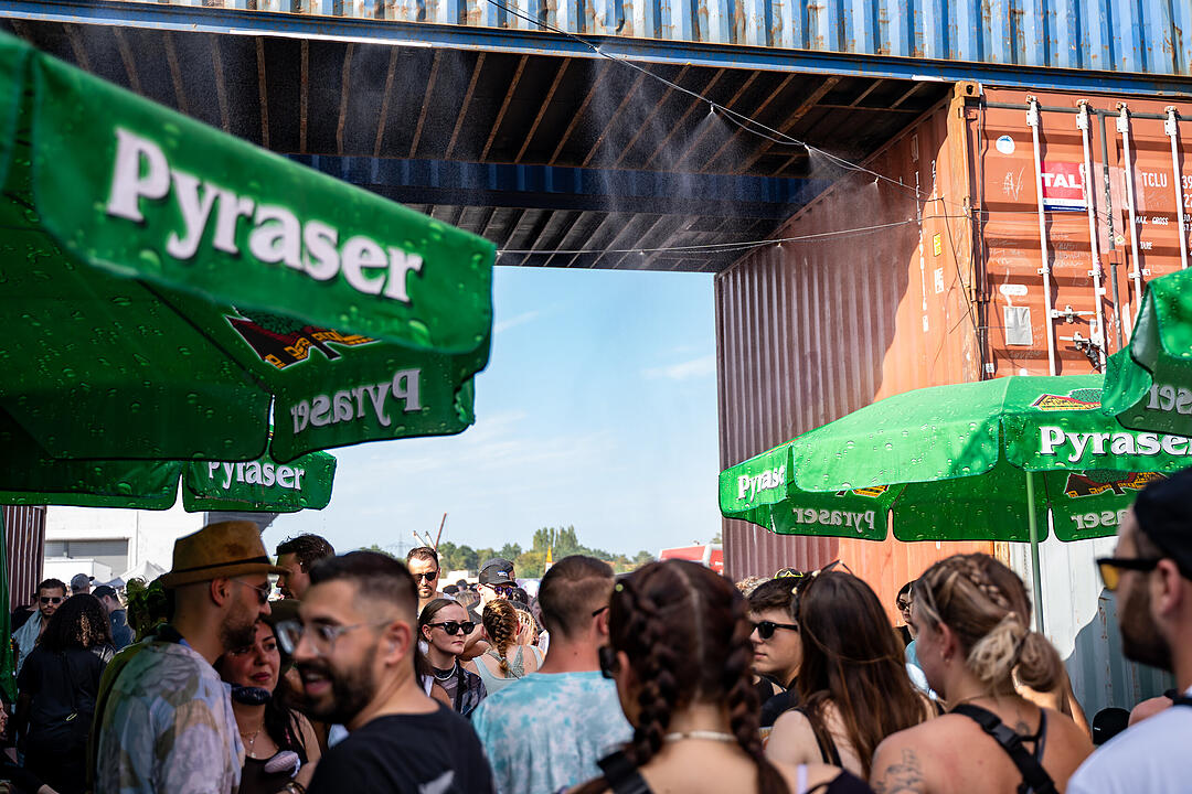 Techno-Musik direkt am Hafenbecken zwischen Kränen und Containern!