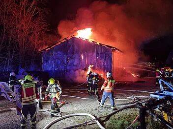 Emskirchen: 110 Feuerwehrleute kämpfen gegen Scheunenbrand - ein Verletzter
