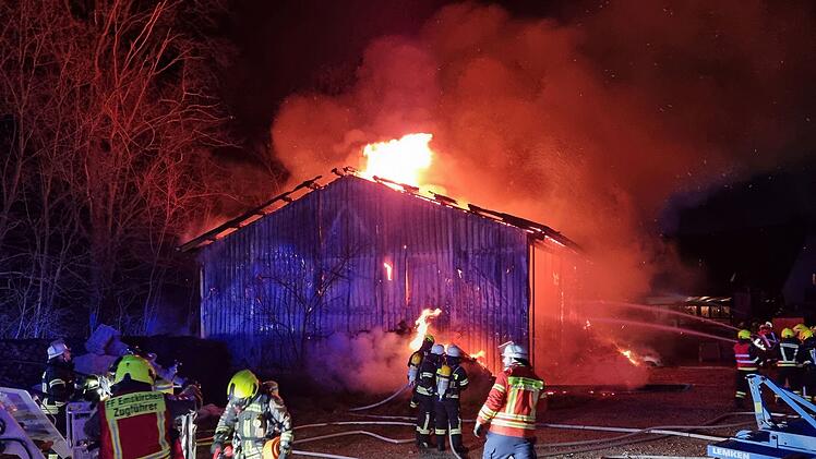 Emskirchen: 110 Feuerwehrleute kämpfen gegen Scheunenbrand - ein Verletzter