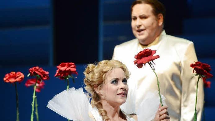 Wer an Mozarts "Gärtnerin aus Liebe" denkt, liegt falsch. So sieht der Rosenkrieg von Elsa (Karen Leiber) und Lohengrin (Scott MacAllister) in der Hochzeitsnacht aus.