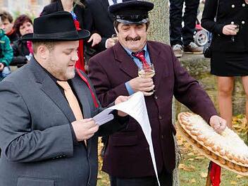 In seinem Element: Manuel Wießner, der älteste Kirmesbursch, beim Vortragen des Kirmesspruchs. Kuchenträger Erwin Hahn steht ihm zur Seite. Foto: Jürgen Hüfner