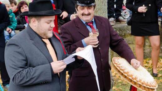 In seinem Element: Manuel Wießner, der älteste Kirmesbursch, beim Vortragen des Kirmesspruchs. Kuchenträger Erwin Hahn steht ihm zur Seite. Foto: Jürgen Hüfner