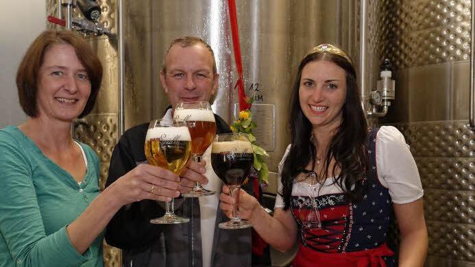 Auf die Taufe muss natürlich angestoßen werden (von links): Küchenchefin Anja Binkert, Braumeister und Biersommelier Jörg Binkert und die Oberfränkische Bierkönigin Sabrina Lang.