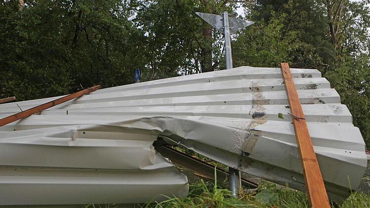Das Unwetter hat in Neunkirchen am Brand so schwer getobt, dass das Dach des Rewe-Supermarktes abgedeckt wurde. Foto: News5/Herse