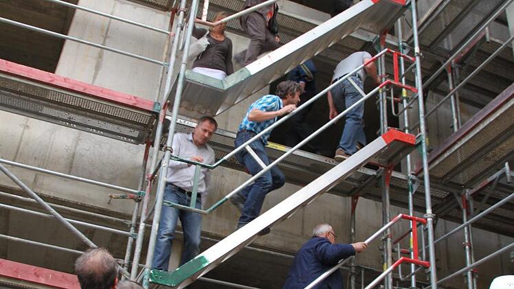 Für die Besichtigung müssen die Kreisräte hoch hinaus...