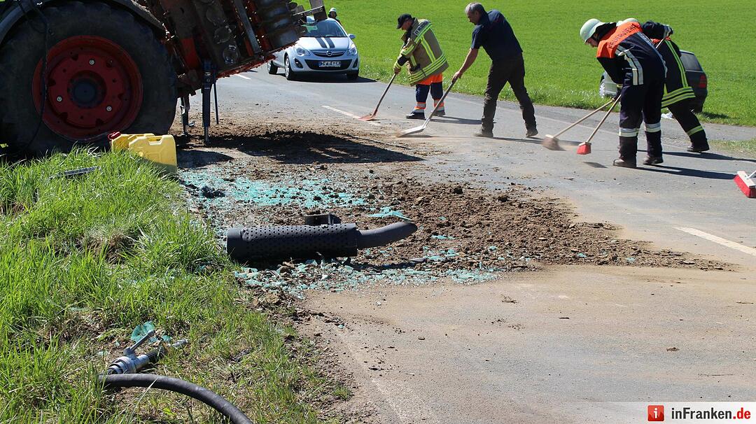 Traktor überschlägt sich bei Lankendorf - Fahrer schwer verletzt