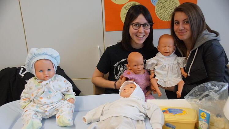Natürlich präsentierten sich auch die Berufsfachschulen, die an der Heinrich-Thein-Schule angesiedelt sind. Bei den angehenden Kinderpflegerinnen ging es auch um ernste Themen. Verena (rechts) und Laura präsentieren Baby-Puppen, die die Symptome von Alkohol- oder Drogenbabys zeigen.