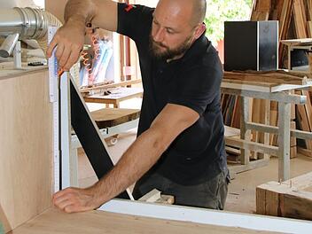 Mit seinen Möbeln aus Holz und Beton hat Denny Friedrich  sogar Kölner Sterne-Gastronomen überzeugt. An dem Verfahren, die beiden Werkstoffe perfekt miteinander zu verbinden, hat er über Jahre getüftelt. Foto: Jürgen Gärtner