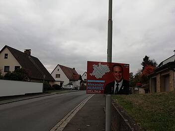 Das Wahlplakat von Alexander  Hummel, einem CSU-Mann aus Pettstadt bei Bamberg, hängt immer noch in der Lorenz-Sandler-Straße. Viel zu lange - und viel zu tief, so dass es ein Hindernis für Fußgänger ist.Foto: Katrin Geyer