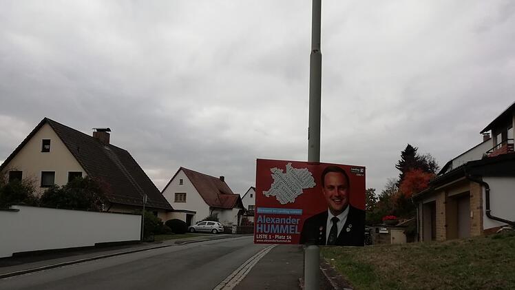 Das Wahlplakat von Alexander  Hummel, einem CSU-Mann aus Pettstadt bei Bamberg, hängt immer noch in der Lorenz-Sandler-Straße. Viel zu lange - und viel zu tief, so dass es ein Hindernis für Fußgänger ist.Foto: Katrin Geyer