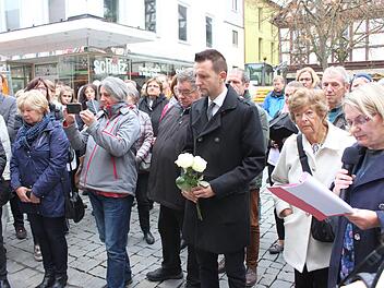 Bürgermeister Andreas Hügerich legte am Wohnhaus der Familie Oppenheimer in der Inneren Bamberger Straße Rosen nieder. Dort wurden am 9. November die ersten Stolpersteine in Lichtenfels zum Gedenken an Opfer des Nationalsozialismus verlegt.Popp
