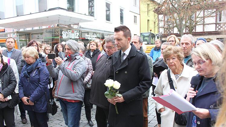 Bürgermeister Andreas Hügerich legte am Wohnhaus der Familie Oppenheimer in der Inneren Bamberger Straße Rosen nieder. Dort wurden am 9. November die ersten Stolpersteine in Lichtenfels zum Gedenken an Opfer des Nationalsozialismus verlegt.Popp
