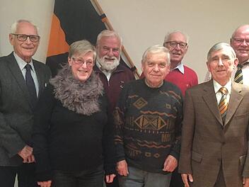 Kolpingvorsitzender Albert Laudensack (rechts) zeichnete langjährige und verdiente Mitglieder aus (von links): Günther Köth, Alrun Lintner, Eugen Albert, Karl Pfennig, Hans Schwarz und Manfred Kunze.  Anneliese Albert