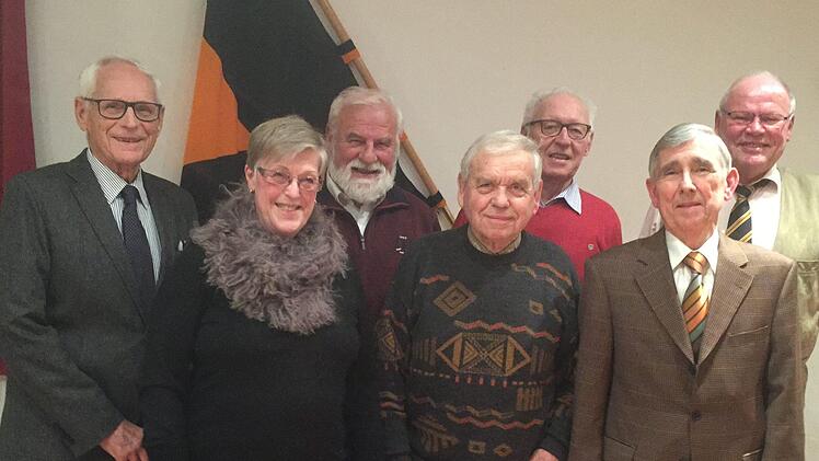 Kolpingvorsitzender Albert Laudensack (rechts) zeichnete langjährige und verdiente Mitglieder aus (von links): Günther Köth, Alrun Lintner, Eugen Albert, Karl Pfennig, Hans Schwarz und Manfred Kunze.  Anneliese Albert