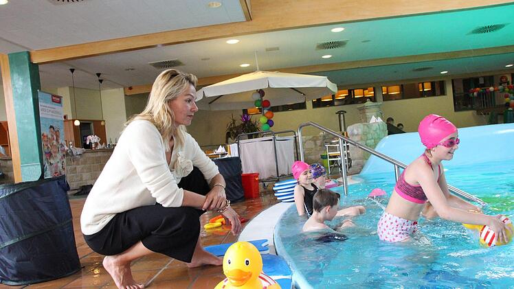 Schwimmaktion der Sinnberg Grundschule mit Franziska van Almsick im Hotel Sonnenhügel. Foto: Benedikt Borst