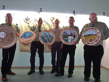 K&ouml;nigshaus und Scheibengewinner pr&auml;sentieren sich bei der K&ouml;nigs- und Weihnachtsfeier (von links): Frank Mock, Horst Wirth, Dietmar Mock, Ingo Fechner und Thomas Wehner. Foto:  Norbert Fechner