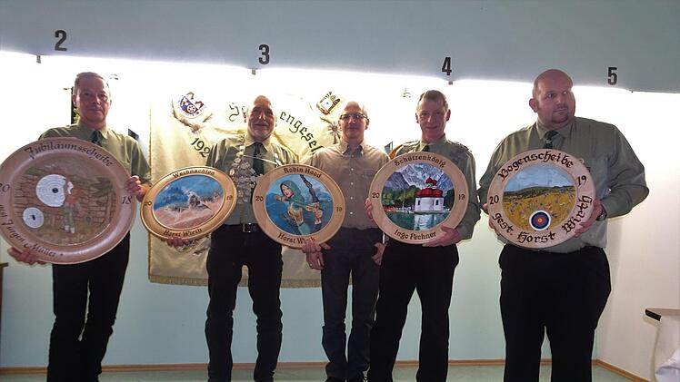 K&ouml;nigshaus und Scheibengewinner pr&auml;sentieren sich bei der K&ouml;nigs- und Weihnachtsfeier (von links): Frank Mock, Horst Wirth, Dietmar Mock, Ingo Fechner und Thomas Wehner. Foto:  Norbert Fechner